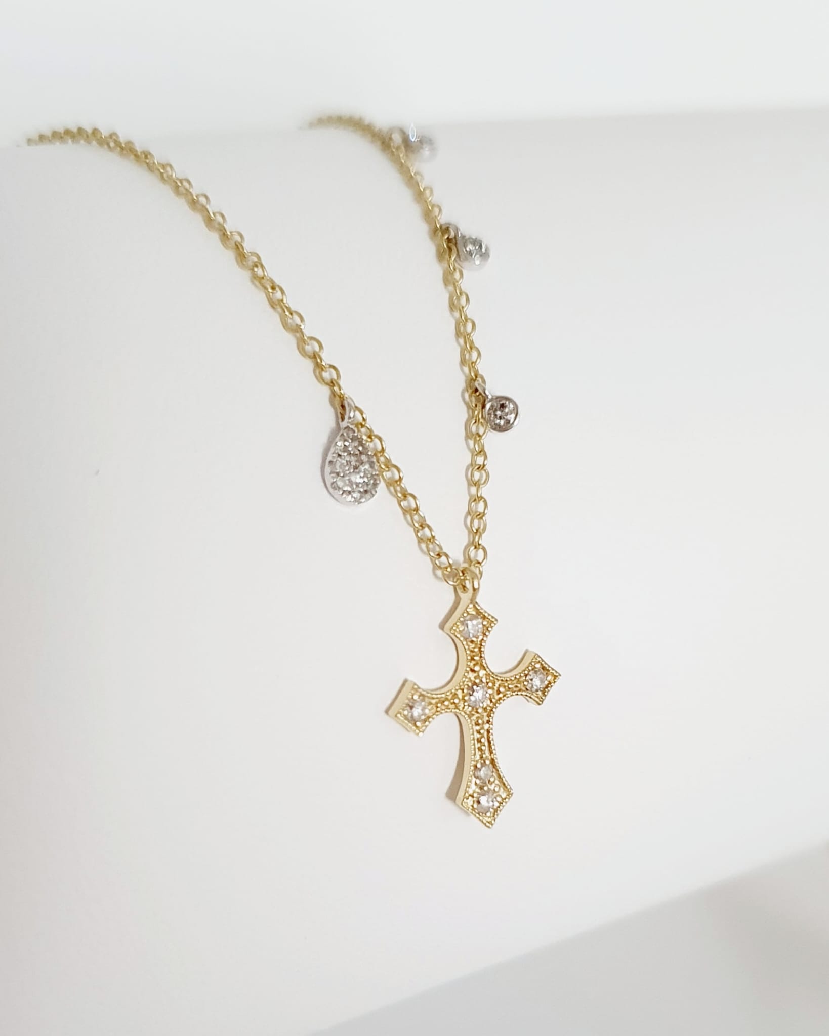 Náhrdelník Cross s prírodnými diamantami 0,09 ct žlté zlato 14kt