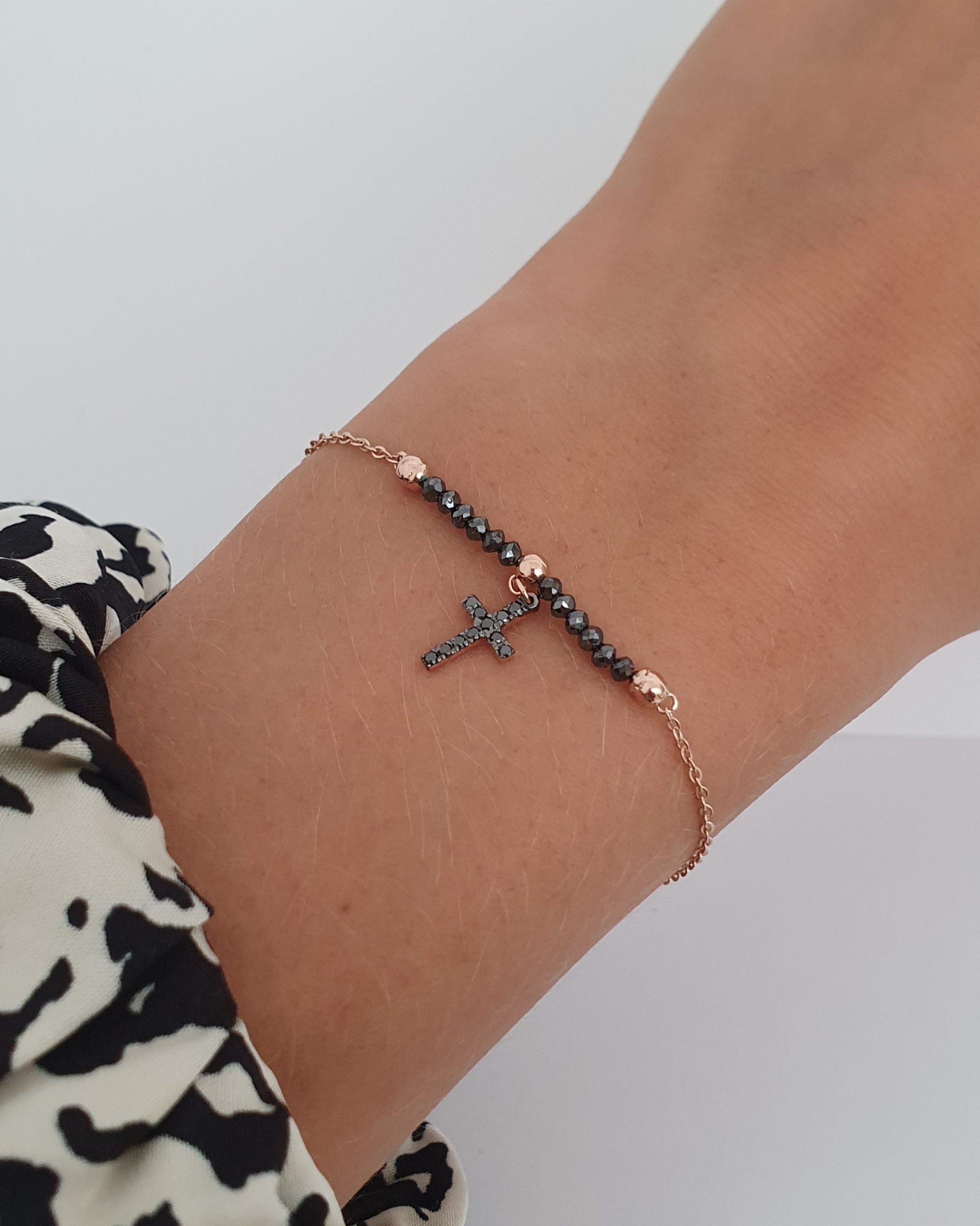Náramok Krížik s čiernymi diamantami 1, 15 ct ružové zlato 14kt