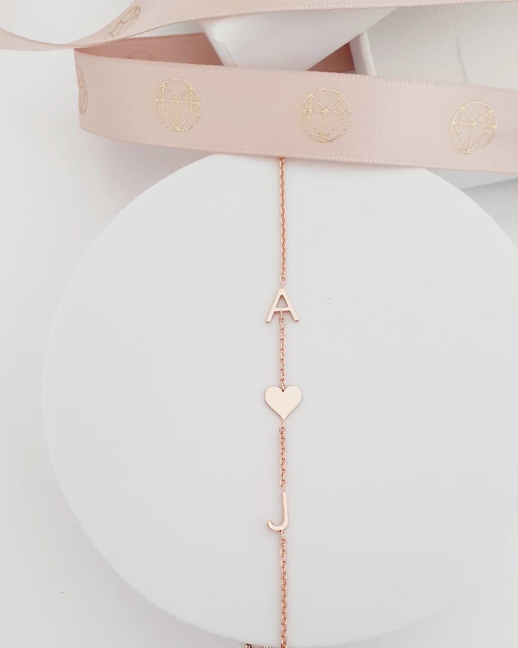 Retiazkový náramok s písmenami a medailónom