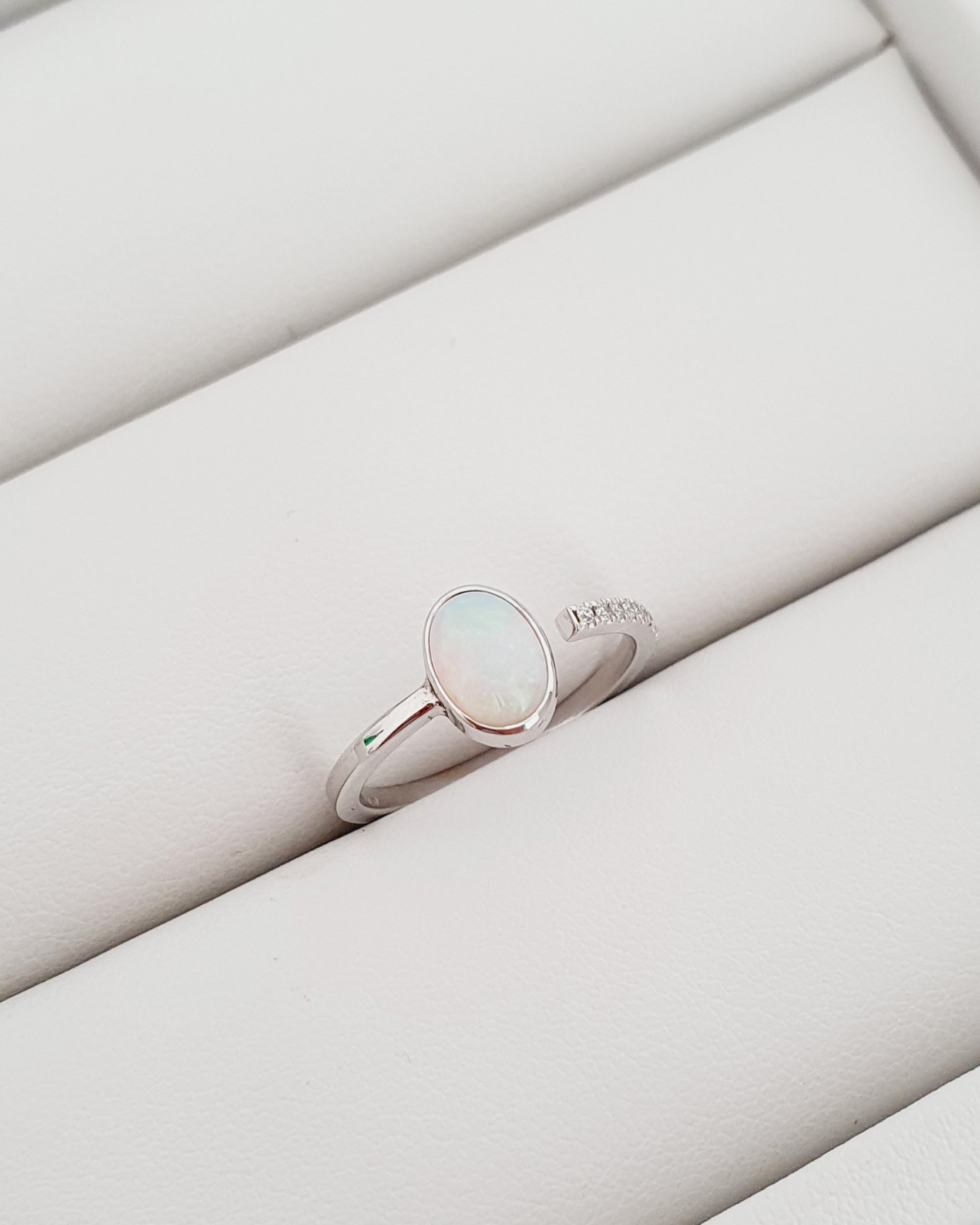 Prsteň s prírodným opálom a diamantami 14kt biele zlato